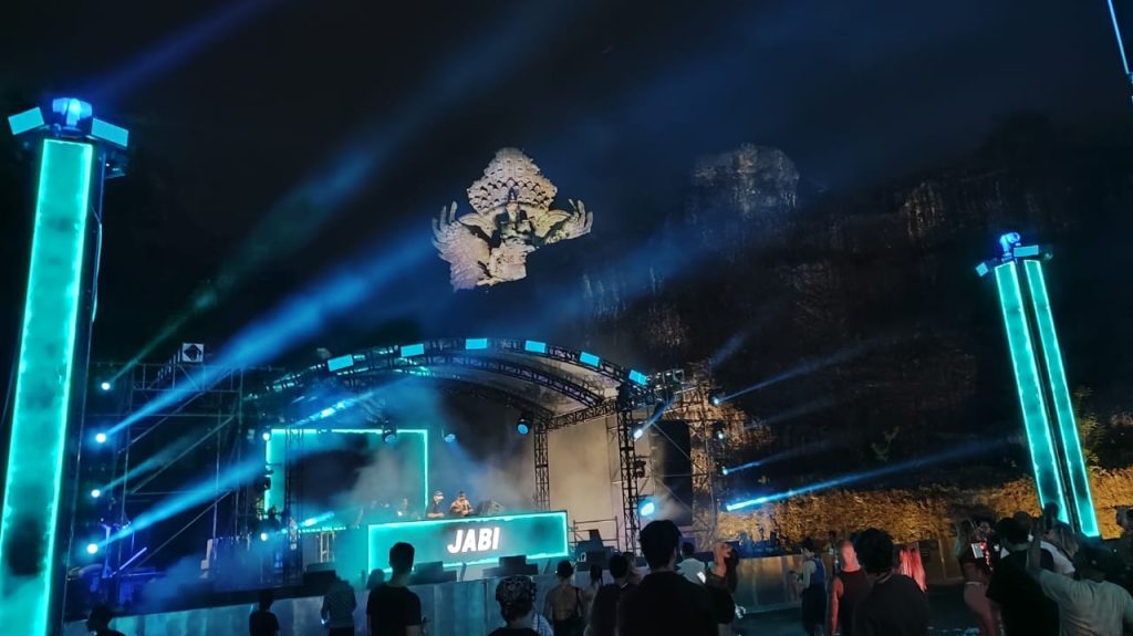 DJ Jabi tampil di panggung DWP 2025 dengan latar Patung Garuda Wisnu Kencana yang megah.