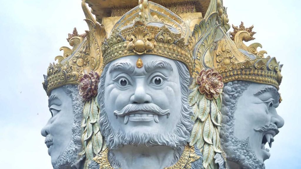 Empat wajah sebagai simbol kebijaksanaan dan kemampuan menjalani berbagai peran tanpa kehilangan jati diri.