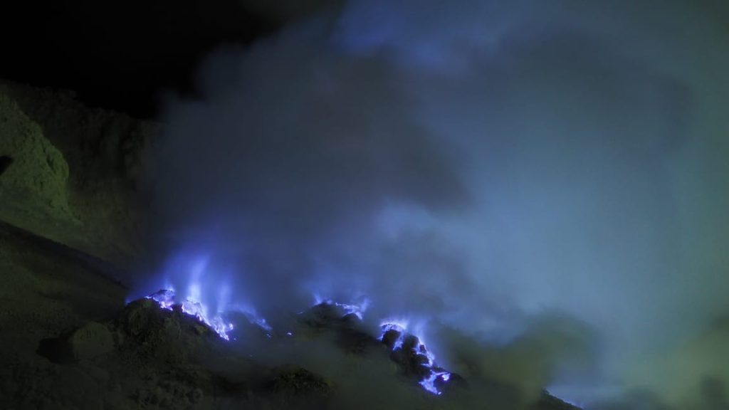 Fenomena blue fire di Kawah Ijen yang biasanya terlihat jelas, namun saat ini padam sementara.