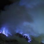 Fenomena blue fire di Kawah Ijen yang biasanya terlihat jelas, namun saat ini padam sementara.