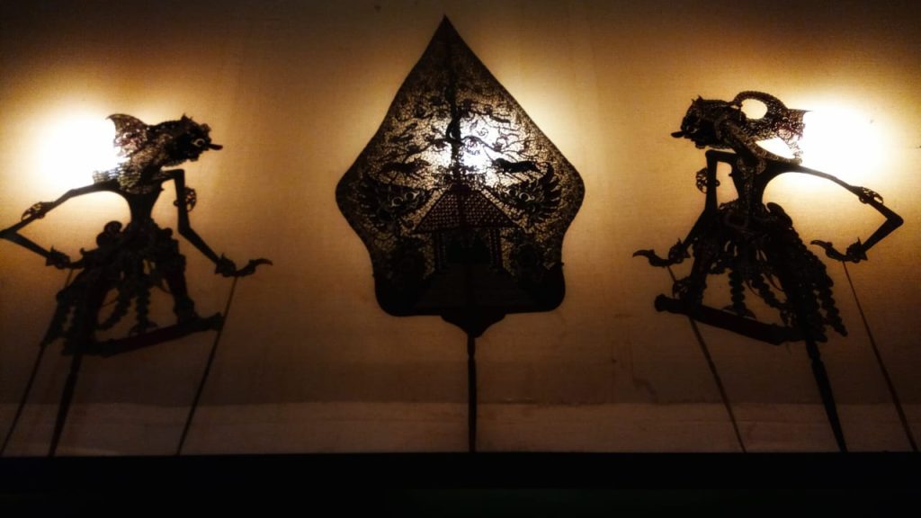 Makna hidup tentang terang dan gelap yang berjalan berdampingan dalam perjalanan manusia.