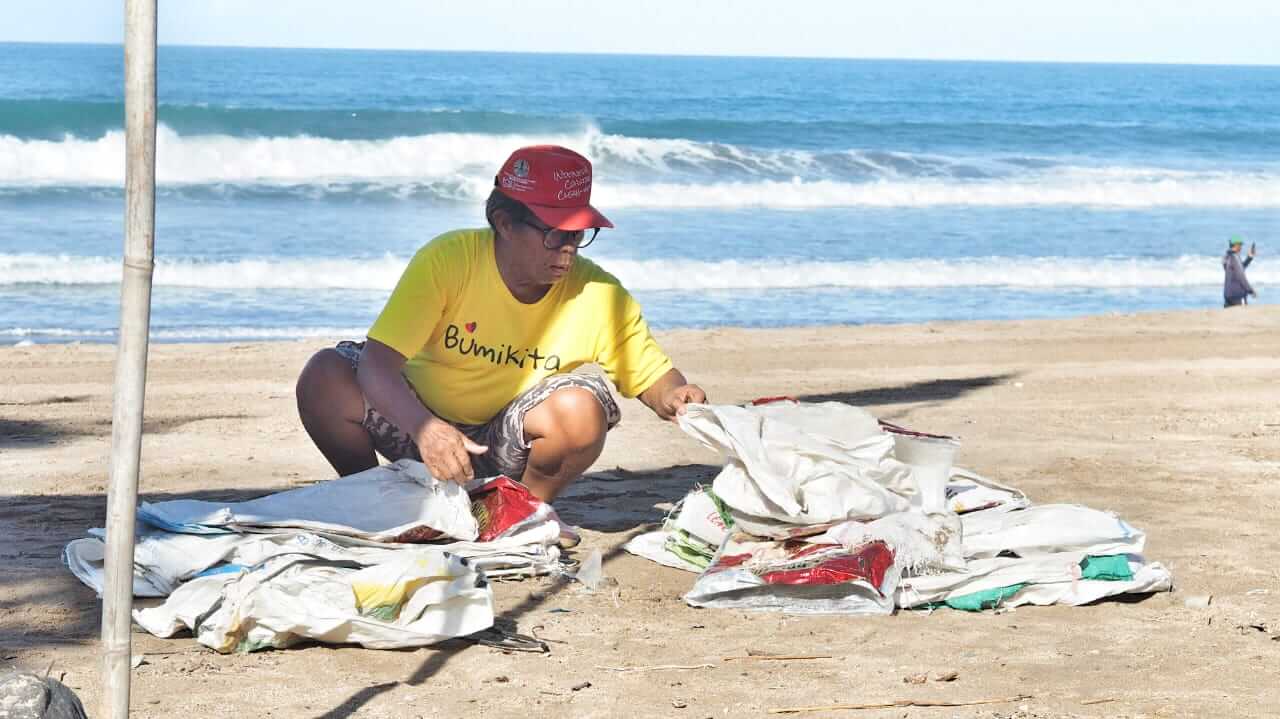 I Nyoman Ardhana mengikuti kegiatan bersih pantai sebagai bentuk kepedulian sosial dan lingkungan.