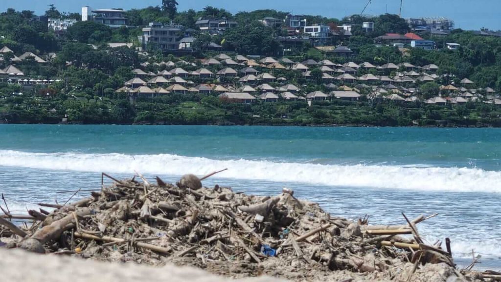 Kontras keindahan yang terlihat dari kejauhan dengan realitas di sekitar kaki sendiri.