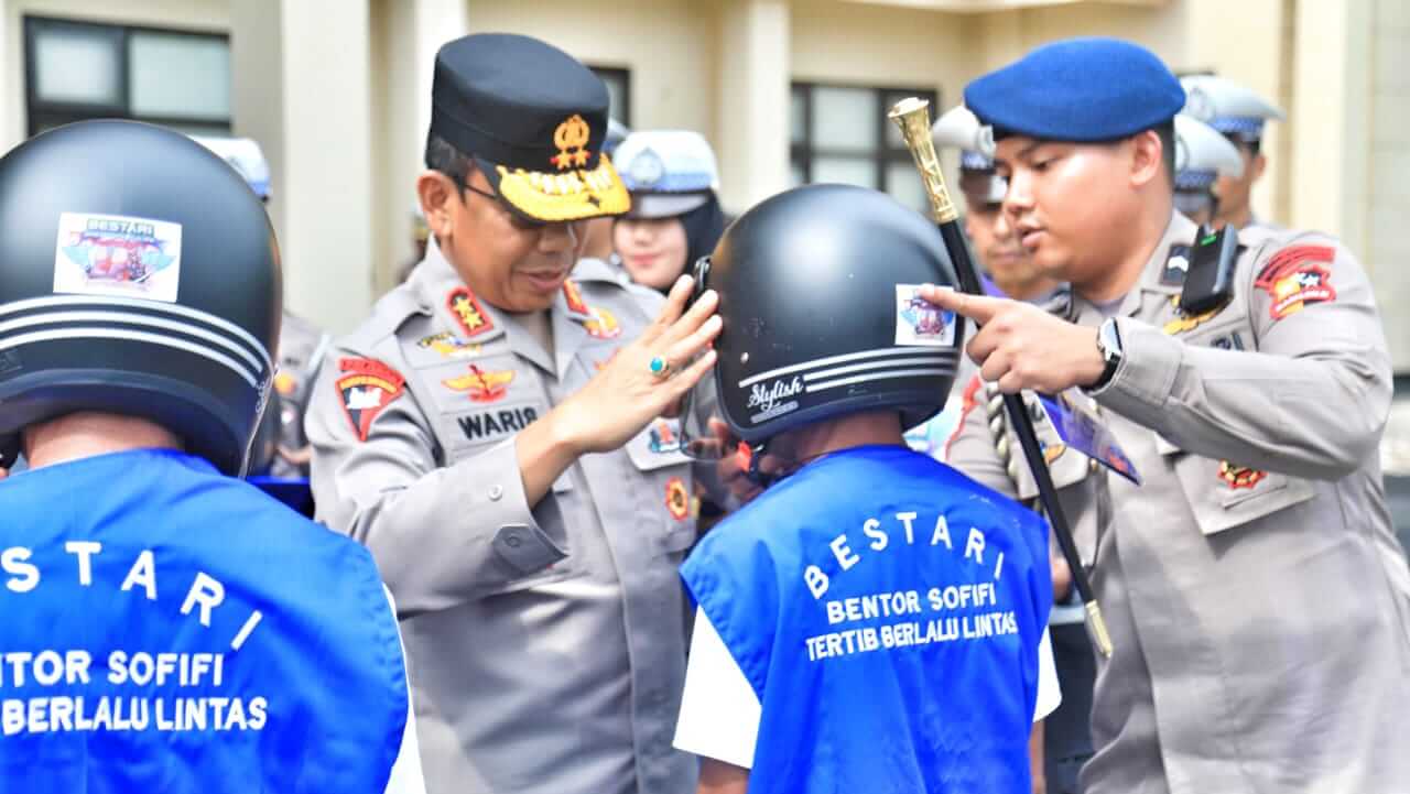 Kapolda Maluku Utara Irjen Pol Waris Agono membagikan helm gratis kepada pengemudi ojek bentor dalam kegiatan bakti sosial di Sofifi.