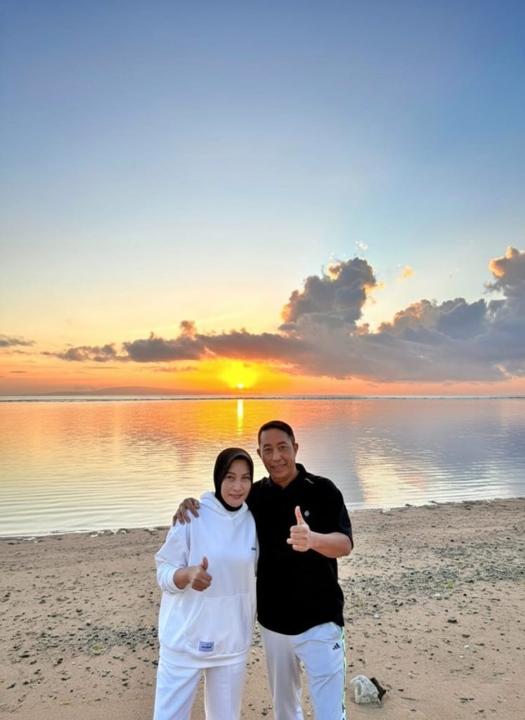 Kombes Pol. Rachmat Hendrawan dan Ny. Rachmat berjalan santai di kawasan pesisir Sanur sebagai aktivitas olahraga pagi.