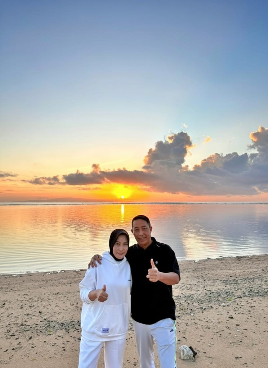 Kombes Pol. Rachmat Hendrawan dan Ny. Rachmat berjalan santai di kawasan pesisir Sanur sebagai aktivitas olahraga pagi.