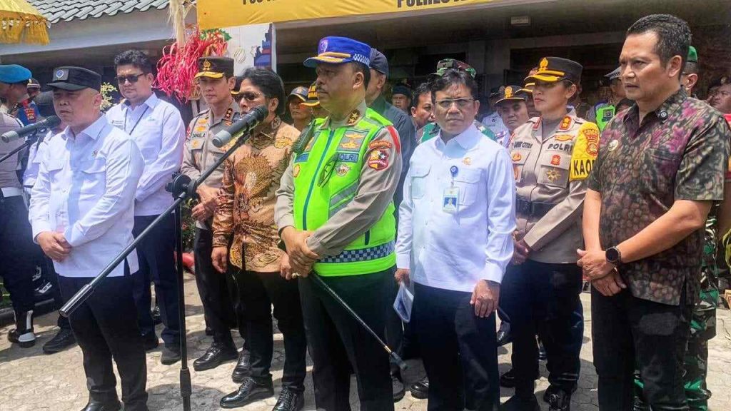 Menteri Perhubungan RI Dudy Purwagandhi melakukan kunjungan kerja ke Pos Terpadu Pelabuhan ASDP Gilimanuk, Bali.