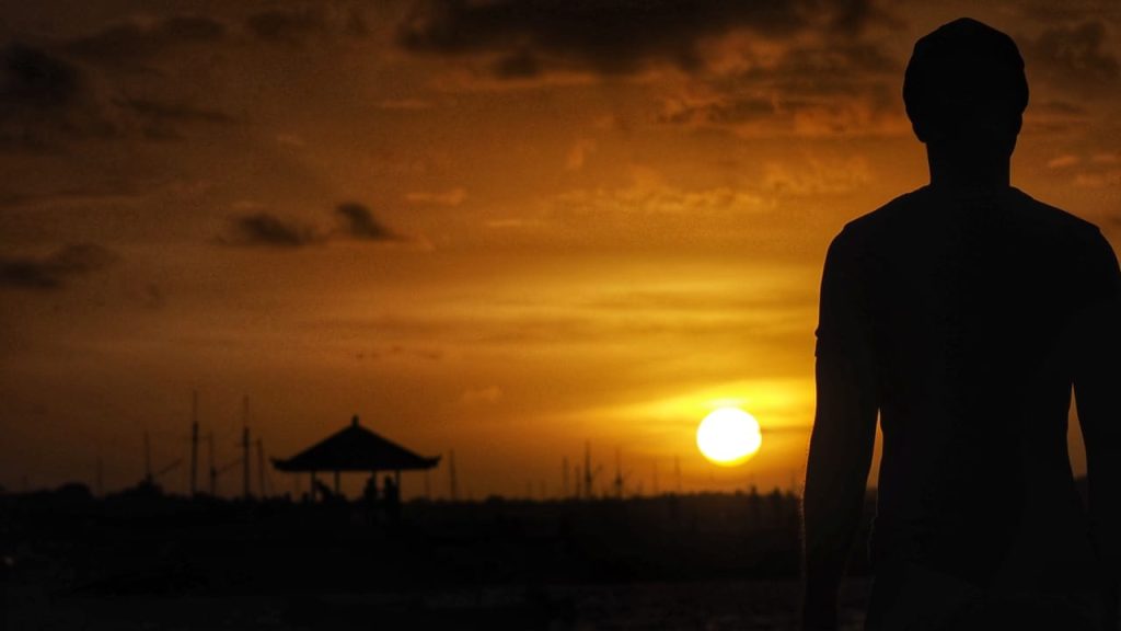 Suasana tenang menikmati sunset di Pantai Cemara Sanur, Bali.