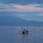 Panorama sunrise di Pantai Duyung dengan cahaya matahari muncul dari horizon, terlihat pengunjung menikmati suasana pagi.