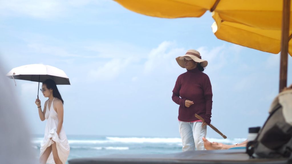 Kehidupan manusia di pantai yang mencerminkan pertemuan peran dan aktivitas jasa.