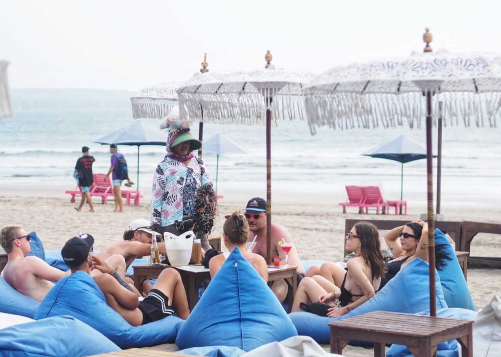 Pantai sebagai ruang hidup yang mempertemukan berbagai aktivitas dan nasib manusia.