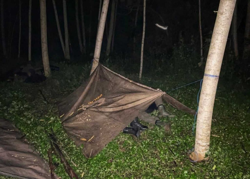 Pasukan Brimob sedang berlatih untuk meningkatkan keterampilan, kekuatan, dan kemampuan bertahan dalam berbagai situasi.