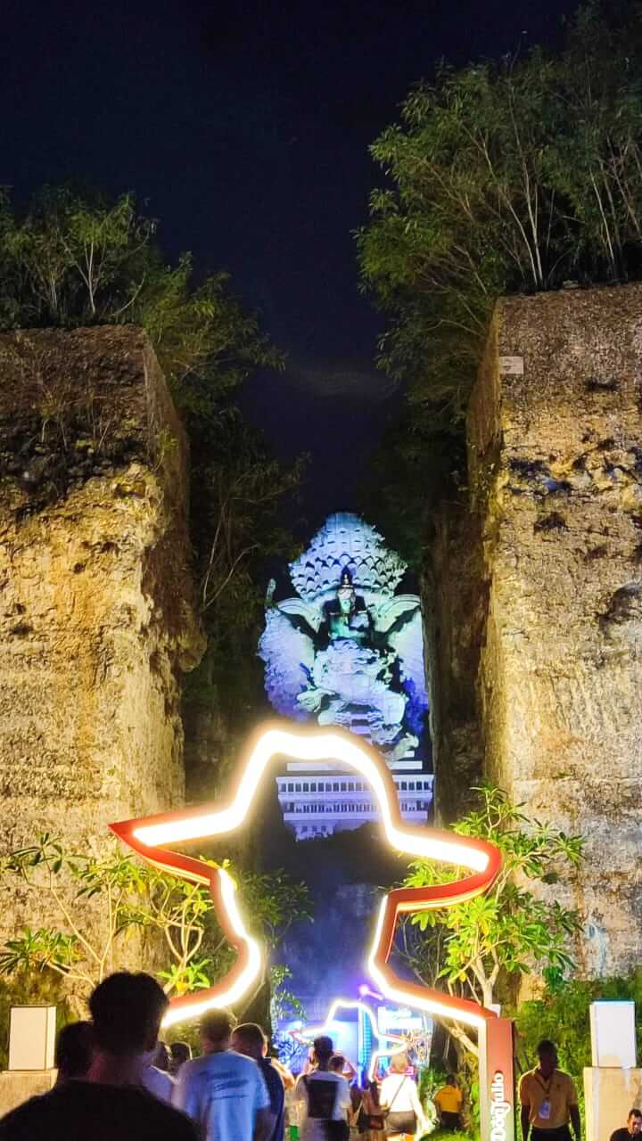 Patung Garuda Wisnu Kencana menjadi simbol pertemuan tradisi Bali dan musik internasional.