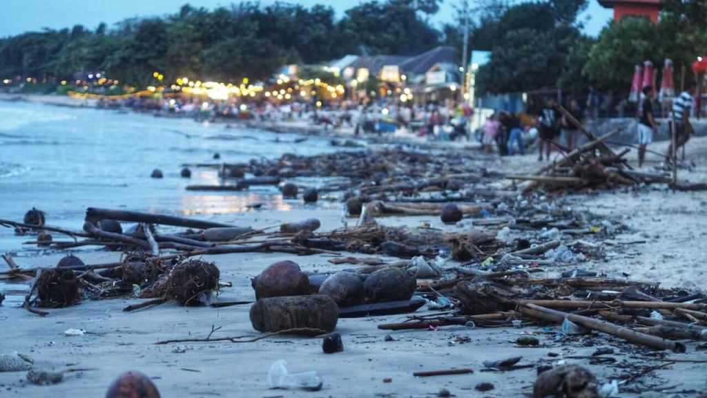 Sampah kayu berserakan di Pantai Muaya Jimbaran akibat ombak besar dan angin kencang.