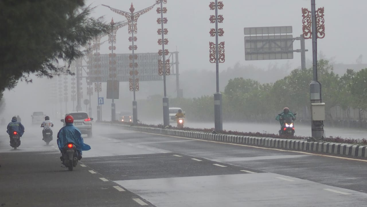 Peringatan dini cuaca ekstrem dikeluarkan untuk wilayah Bali dan sekitarnya periode 11–18 Desember 2025.