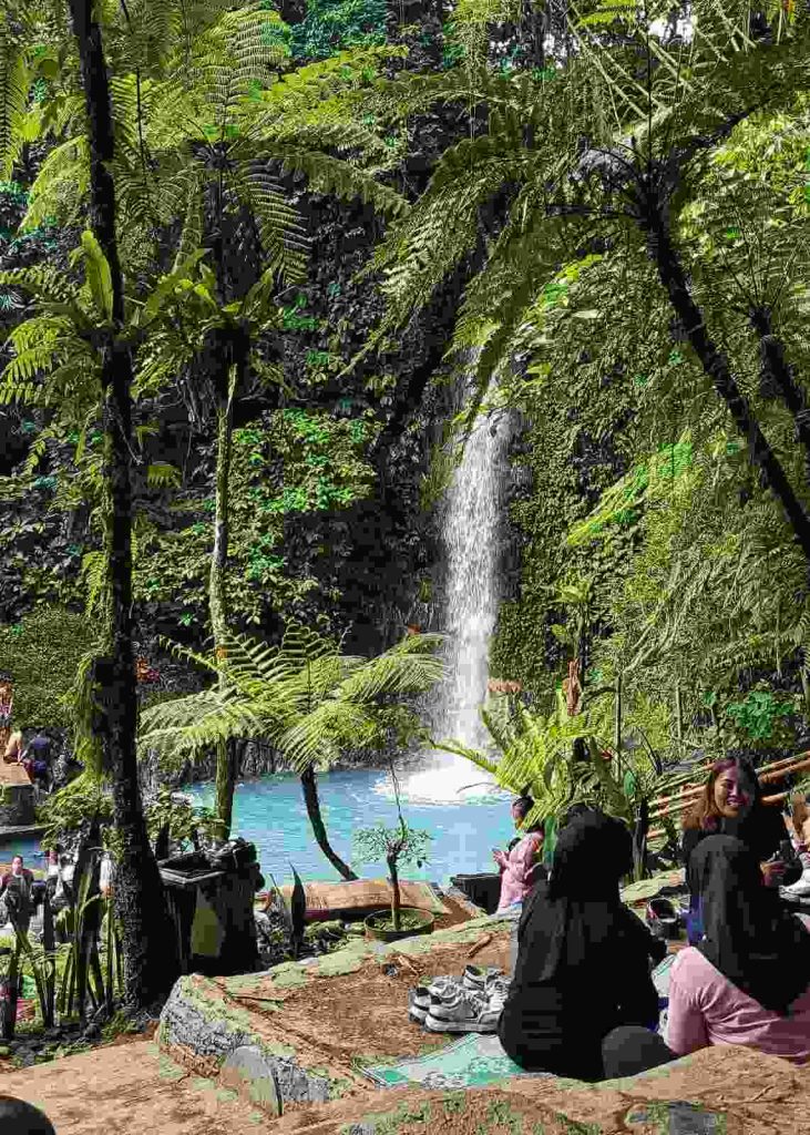 Keindahan Curug Koleangkak dengan air berwarna biru dan suasana alam yang menyegarkan.