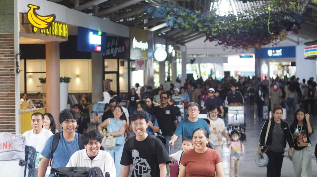 Wisatawan domestik memadati pintu kedatangan Bandara I Gusti Ngurah Rai Bali.