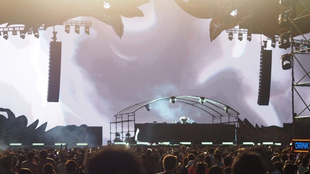 Panggung megah DWP 2025 dipadati penonton yang larut menikmati dentuman musik dance.