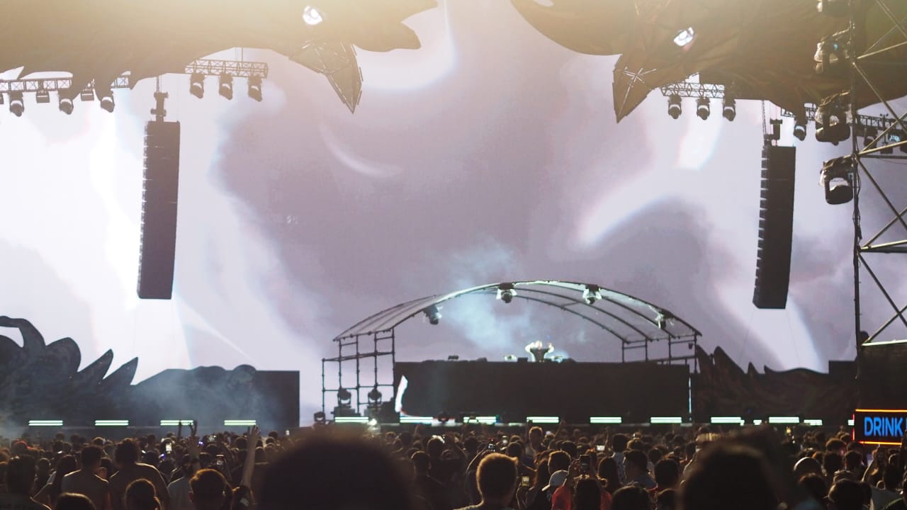 Panggung megah DWP 2025 dipadati penonton yang larut menikmati dentuman musik dance.