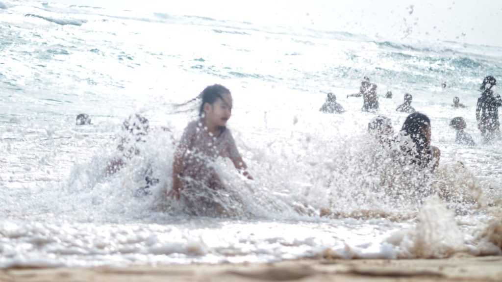 Pengunjung menikmati suasana Pantai Melasti dengan panorama tebing dan laut lepas pada 29 Desember 2025.