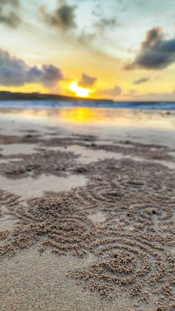 Jejak di pasir sebagai simbol makna kehidupan yang tidak harus abadi.