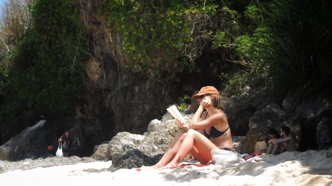 Perempuan berdiri sendiri menikmati suasana tenang, melambangkan kebebasan dan pilihan hidup single.