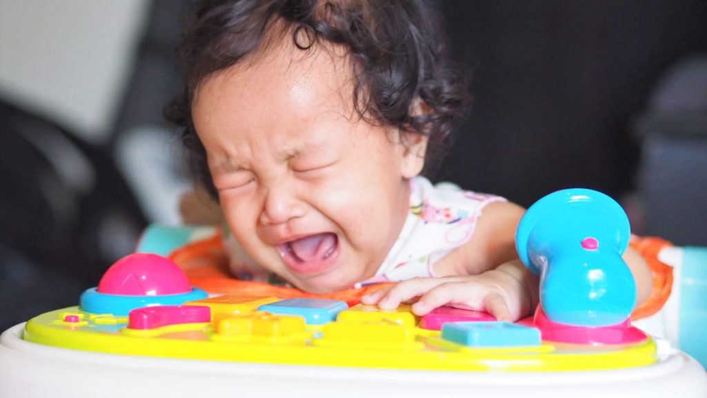 Bayi menangis dengan ekspresi emosional sebagai respons alami sejak lahir.