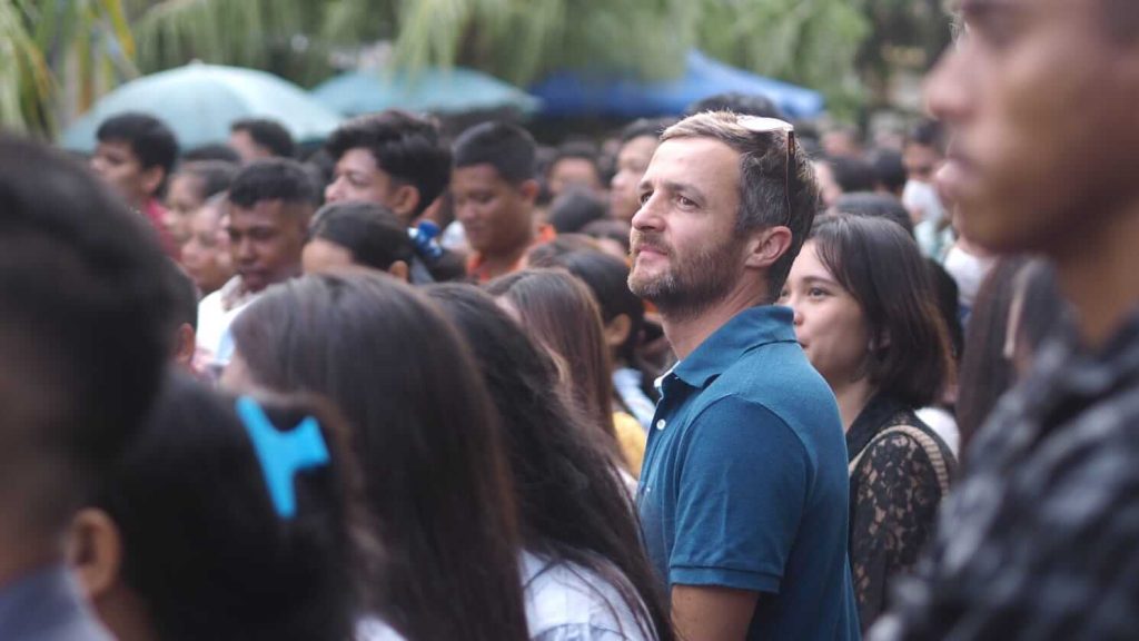 Warga negara asing ikut mengantre bersama jemaat saat Misa Natal di Gereja Katedral Denpasar.