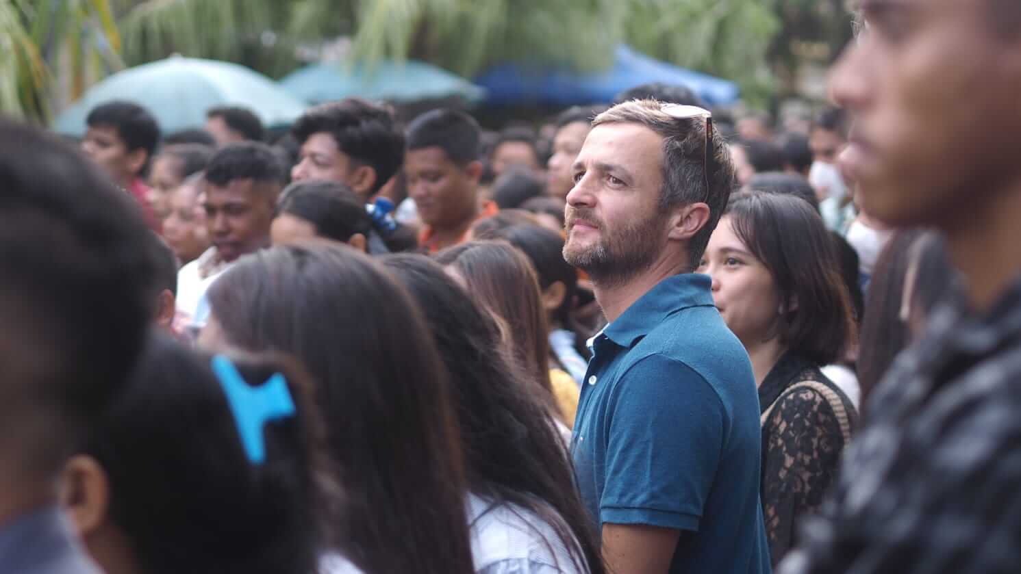 Warga negara asing ikut mengantre bersama jemaat saat Misa Natal di Gereja Katedral Denpasar.