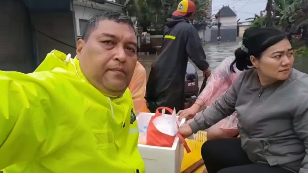 Sinergitas Bhabinkamtibmas dan lurah dalam evakuasi warga terdampak banjir.