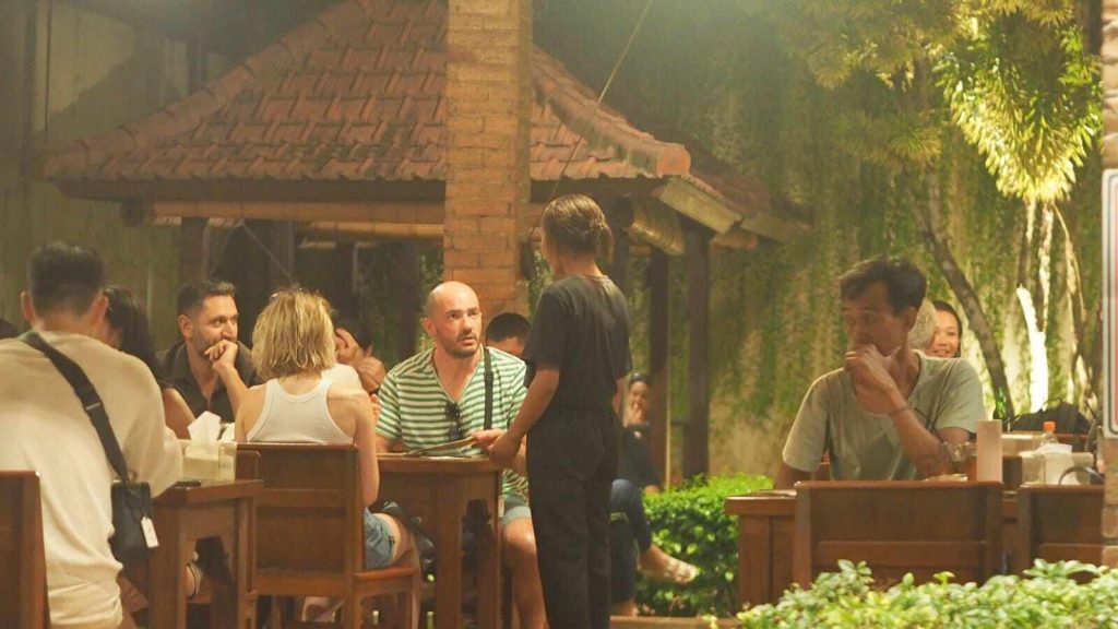 Antrean pembeli kuliner sebagai penanda kualitas rasa, bumbu yang pas, dan proses memasak yang konsisten.