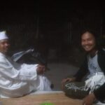 Dua orang dalam sebuah pertemuan yang menghadirkan suasana tenang dan penuh makna.