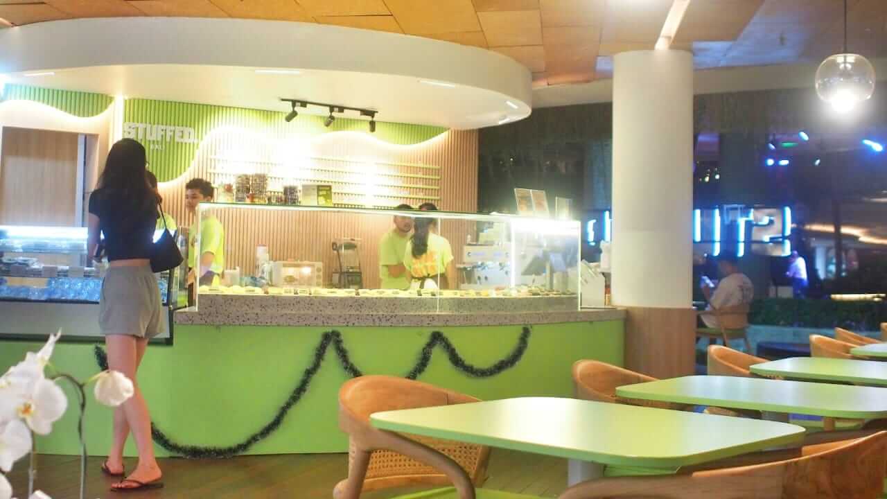 Produk best seller Stuffed di gerai Beachwalk, termasuk kue kering, brownies, dessert jar, cheesecake, dan minuman kopi dengan rasa seimbang.