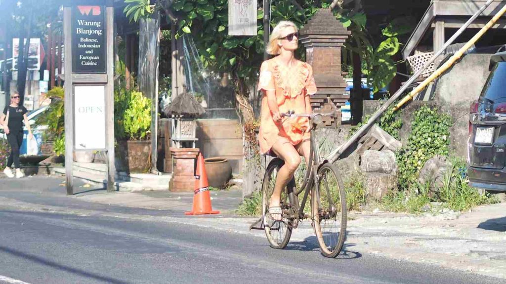 Sepeda tua sebagai metafora perjalanan hidup yang terus berjalan dengan kejujuran dan kesadaran.