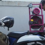 Imam, pekerja jasa pelancaran WC mampet, membereskan alat spiral setelah digunakan untuk melancarkan saluran pembuangan.