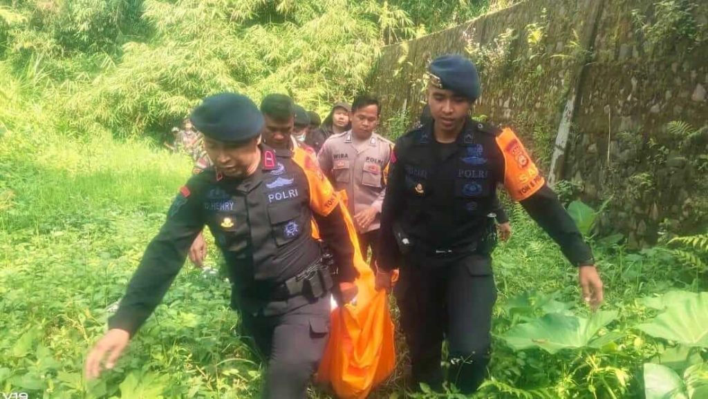 Proses koordinasi dan evakuasi oleh Call Center Mako Batalyon B Pelopor Satbrimob Polda Bali di lokasi kejadian.