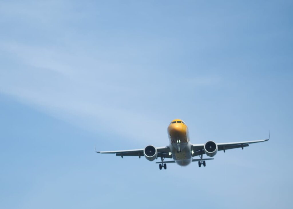 Penumpang pesawat duduk tenang di dalam kabin, merefleksikan keberanian yang lahir dari berdamai dengan rasa takut.