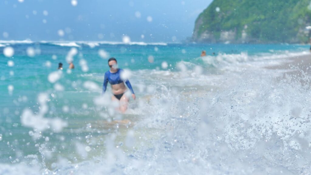 Ombak laut bergulung di bawah langit terbuka, menghadirkan refleksi tentang perjalanan hidup.
