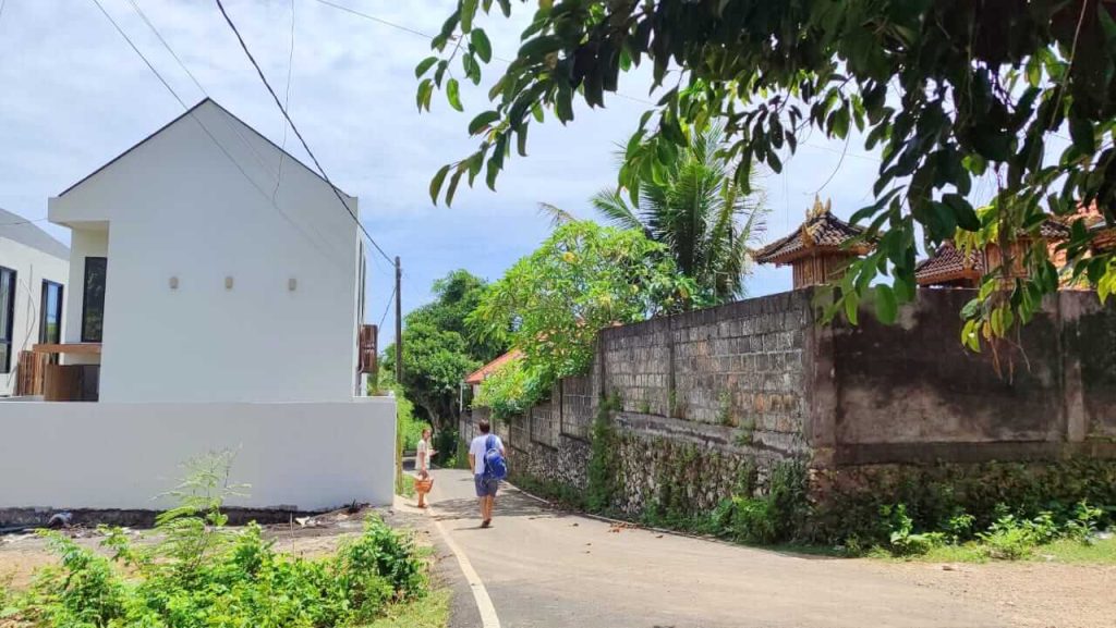 Lorong permukiman di kawasan Uluwatu yang merefleksikan pertemuan antara modernitas dan tradisi Bali.
