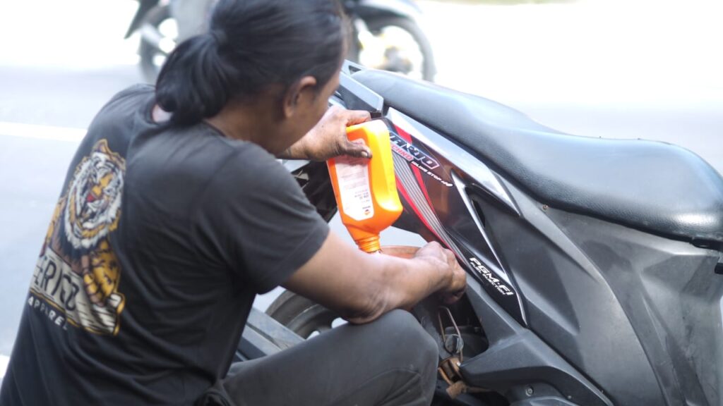 Sebuah sepeda motor yang terawat sebagai simbol kesetiaan dan perhatian dalam keseharian.