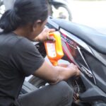 Sebuah sepeda motor yang terawat sebagai simbol kesetiaan dan perhatian dalam keseharian.