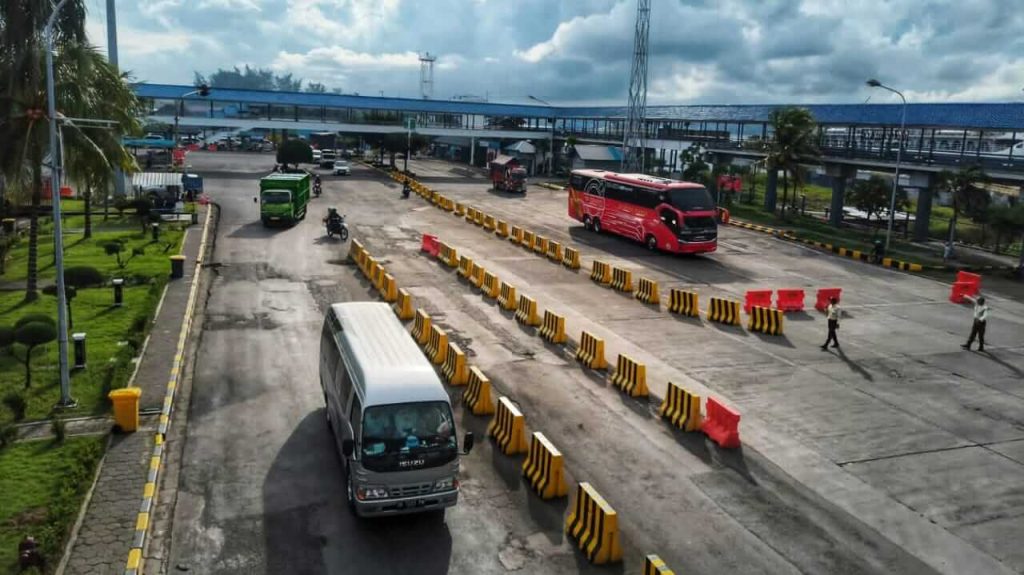 Kondisi Pelabuhan ASDP Gilimanuk pada 4 Januari 2026 terpantau cerah dengan jarak pandang baik dan perairan Selat Bali aman.