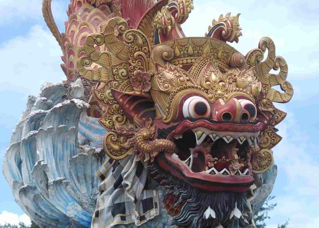 Barong ditempatkan di gerbang pelabuhan sebagai simbol penjaga spiritual dan identitas budaya Bali.