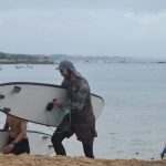 Belajar surfing di pantai sebagai latihan kesabaran, keberanian, dan menghadapi tantangan alam.