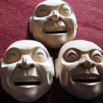 Dua sosok dengan rupa serupa yang merefleksikan perbedaan pengalaman dan cerita hidup.
