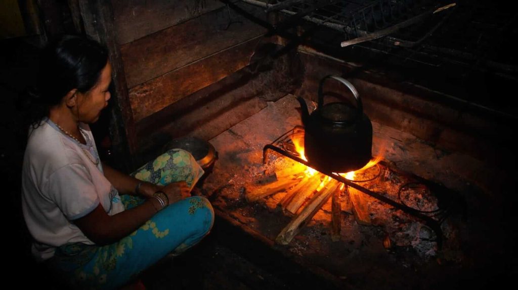 Potret reflektif tentang peran perempuan yang meski jarang tercatat dalam sejarah, tetap hidup melalui nilai dan generasi yang dibesarkannya.