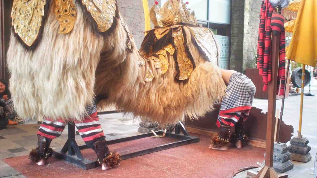 Dua penari Barong sebagai simbol kepemimpinan yang seimbang dan harmoni tanpa dominasi ego.