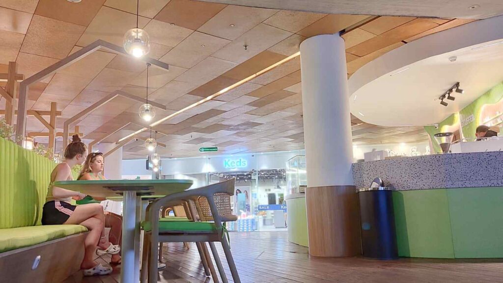 Suasana interior Stuffedd yang tenang dan sederhana sebagai ruang singgah bagi pengunjung.