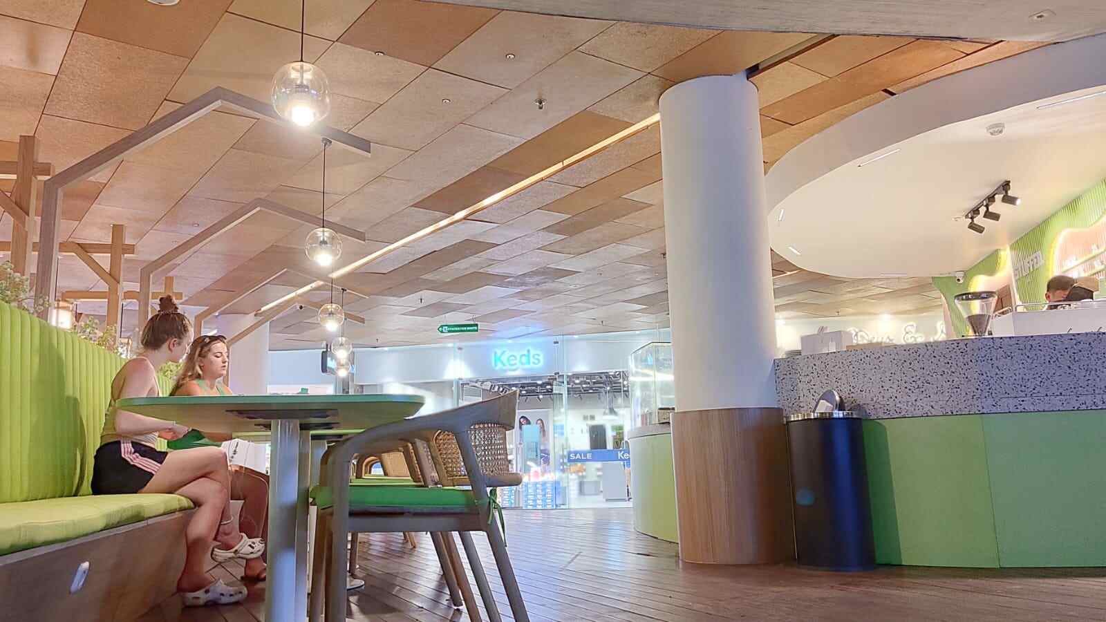 Suasana interior Stuffedd yang tenang dan sederhana sebagai ruang singgah bagi pengunjung.