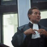 Seorang aparat atau praktisi hukum dalam aktivitas yang mencerminkan upaya penegakan dan edukasi hukum.